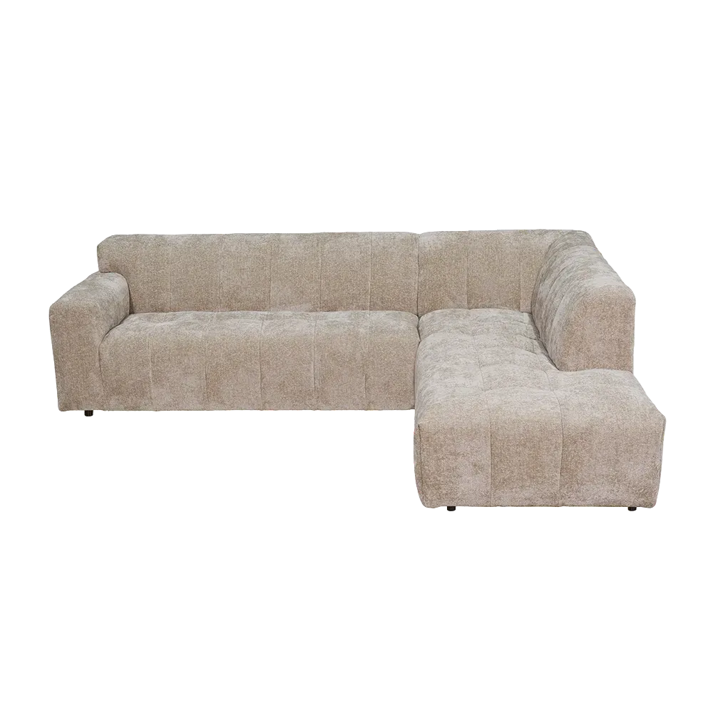 Das Austin 2 5-AL + Ottoman R - Haga 30 beige Sofa auf weißem Hintergrund, aus niedriger Perspektive - Tower Living