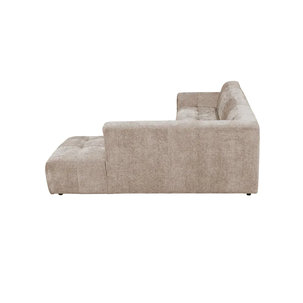 Das Austin 2 5-AL + Ottoman R - Haga 30 beige Sofa, schräg von der Seite auf schwarzem Hintergrund fotografiert - Tower Living
