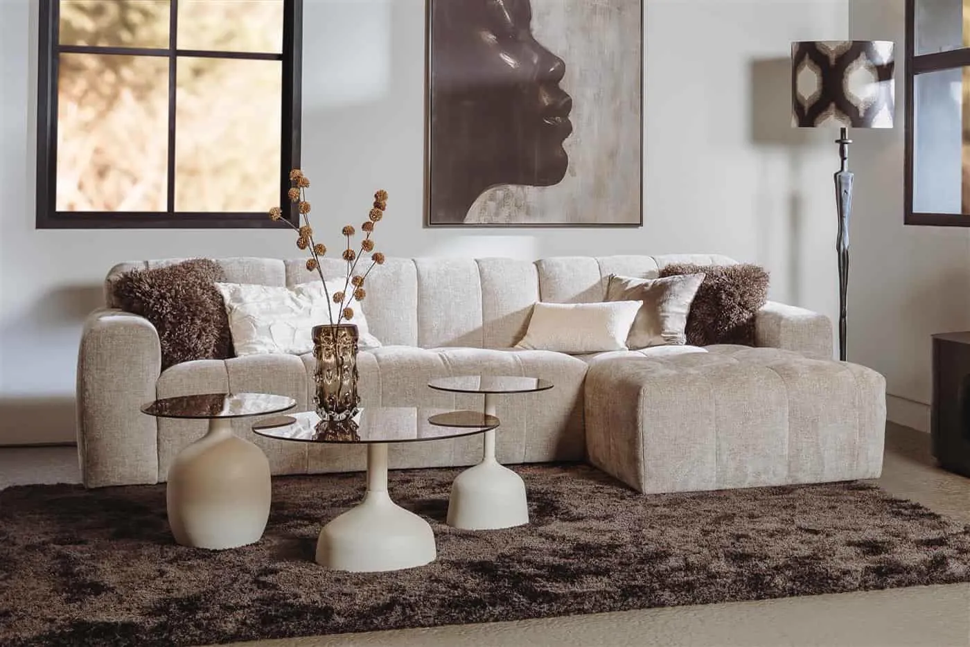Austin 2 5-AL + Chaise R - Haga 30 beige Sofa in einem stilvollen Wohnzimmer mit Couchtischen und Teppich - Tower Living
