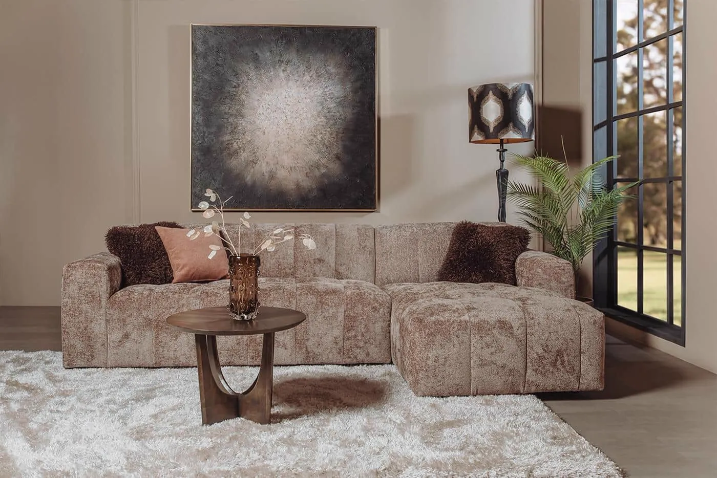 Das Austin 2 5-AL + Chaise R - Haga 39 cappuccino Sofa in einem stimmungsvollen Wohnzimmerarrangement - Tower Living