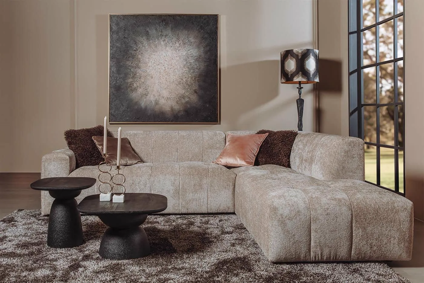 Das Austin 2 5-AL + Ottoman R - Haga 30 beige Sofa in einem stimmungsvollen Wohnzimmer mit Couchtischen und Teppich - Tower Living