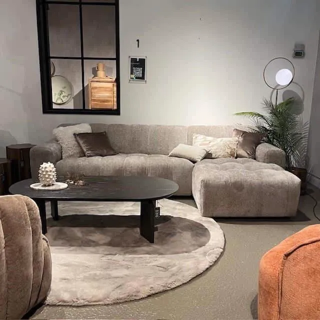 Das Austin 2 5-AR + Chaise L - Haga 39 cappuccino Sofa in einer gemütlichen Wohnzimmerkulisse mit Couchtisch und Teppich - Tower Living