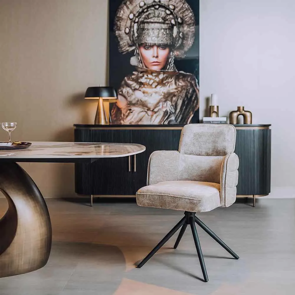 Der drehbare Rumo Armlehnstuhl aus beigem Stoff steht in einem modernen Esszimmer neben einem Marmortisch - Tower Living