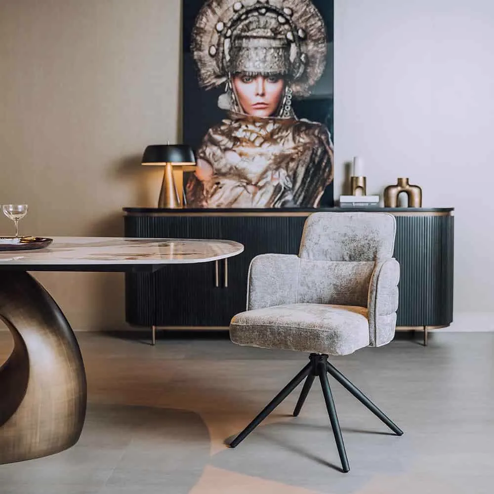 Rumo Sessel in Hellgrau, drehbar, mit schwarzen Beinen in einem modernen Esszimmerambiente - Tower Living