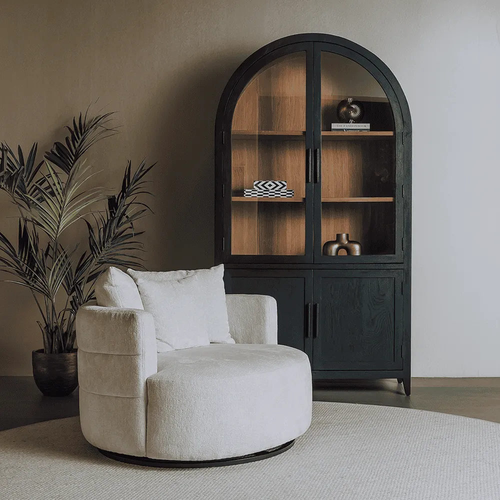 Der Bolza Sessel - Trenza 6 ivory (drehbar) in einem Wohnzimmer mit Pflanze und Schrank - Tower Living