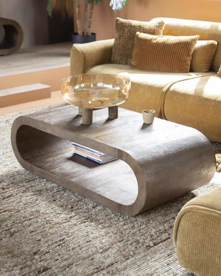 Couchtisch Elora in einer stimmungsvollen Wohnzimmerumgebung mit Sofa und Teppich - By-Boo