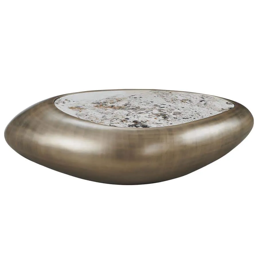 Castello Couchtisch 116 cm auf weißem Hintergrund, aus einem niedrigen Blickwinkel fotografiert - Tower Living