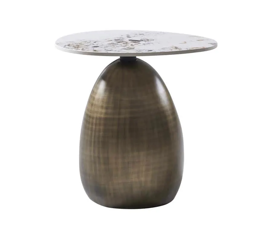Castello bijzettafel 49 cm met een rond wit blad en een ovaalvormige, gehamerde bronzen voet op een witte achtergrond - Tower Living