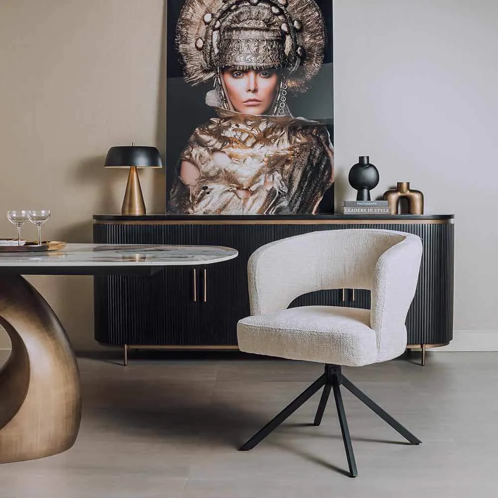 Mura Sessel in Stoff Haga 23 pearl, drehbar, in einem modernen Esszimmer neben einem schwarzen Sideboard - Tower Living