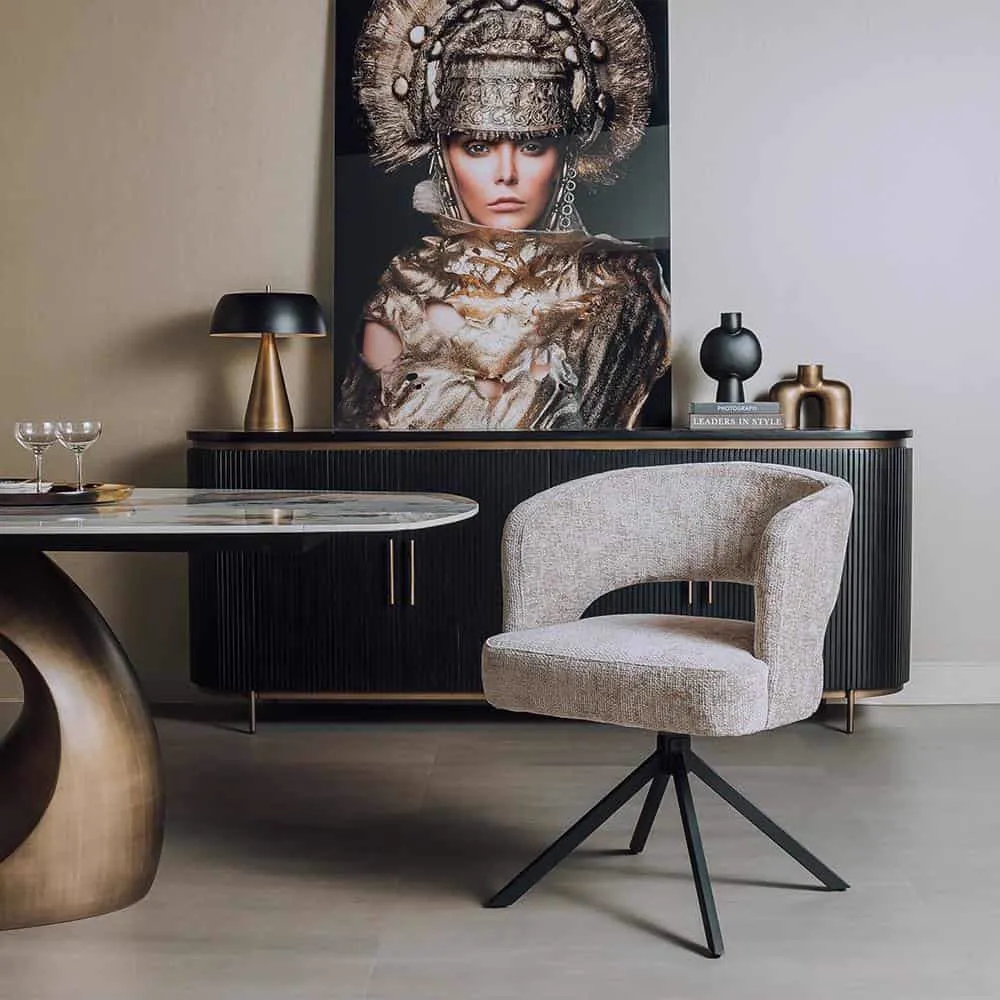 Der drehbare Mura Sessel in Haga 30 beige Stoff in einem stilvollen Esszimmer - Tower Living