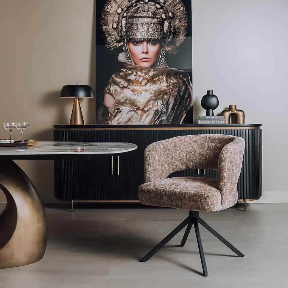 Mura Sessel in Haga 39 Cappuccino Stoff, drehbar, in einem modernen Interieur mit Sideboard und Kunst - Tower Living