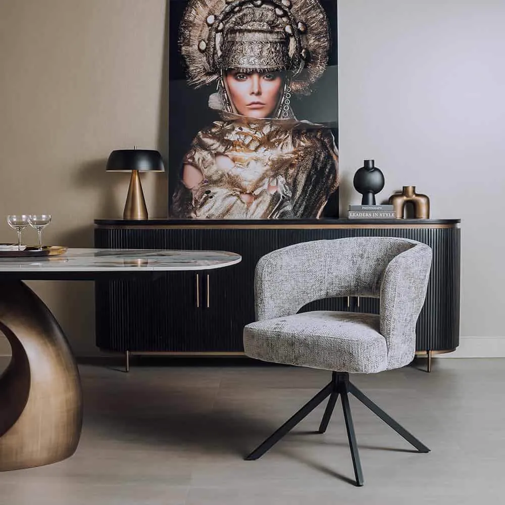 Mura Armsessel in Haga 09 Silver Stoff, drehbar, in einem modernen Interieur mit Sideboard und Kunst - Tower Living