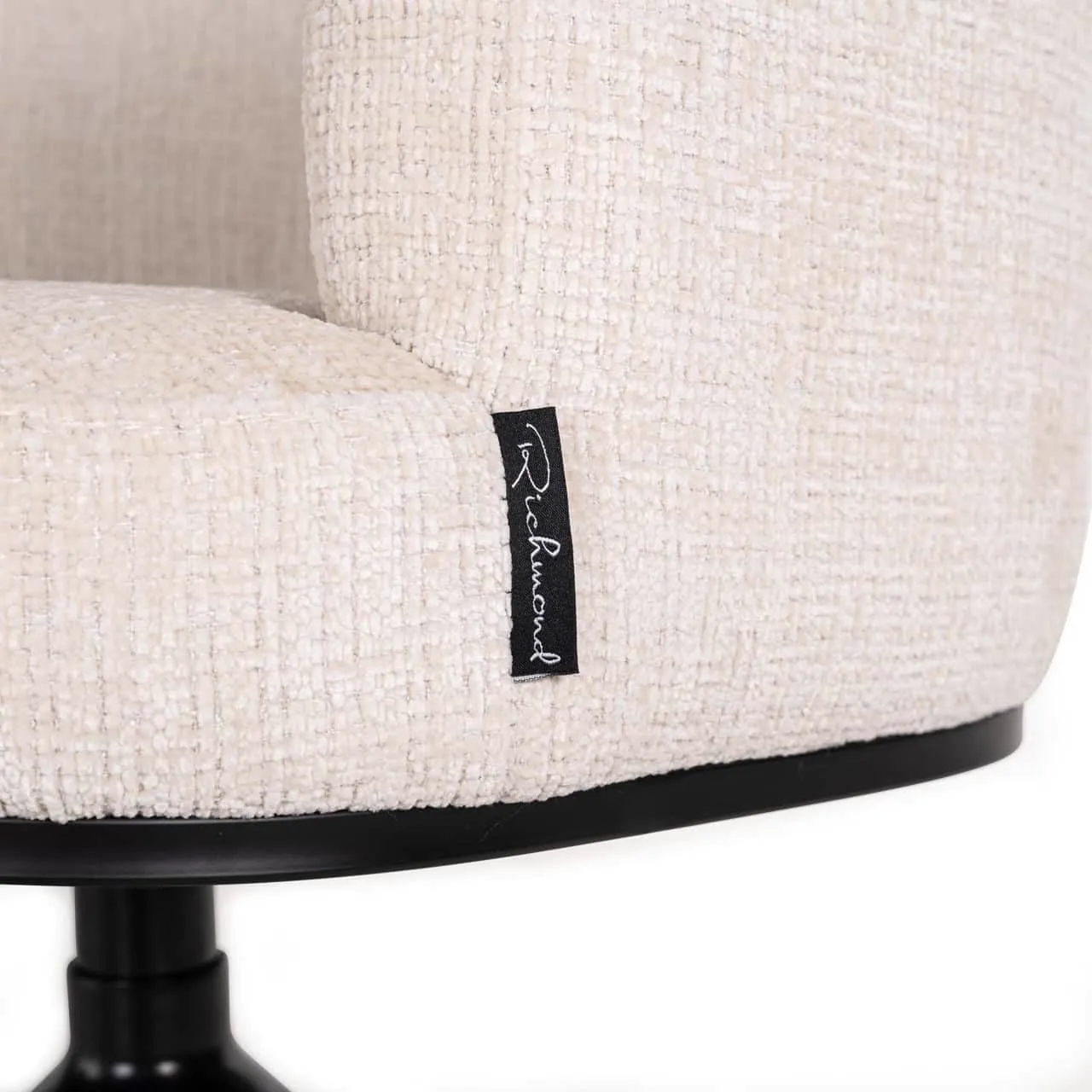 Nahaufnahme des Essstuhls Cheyenne niagara beige swivel, mit Fokus auf die Stofftextur und das Markenetikett - Richmond Interiors