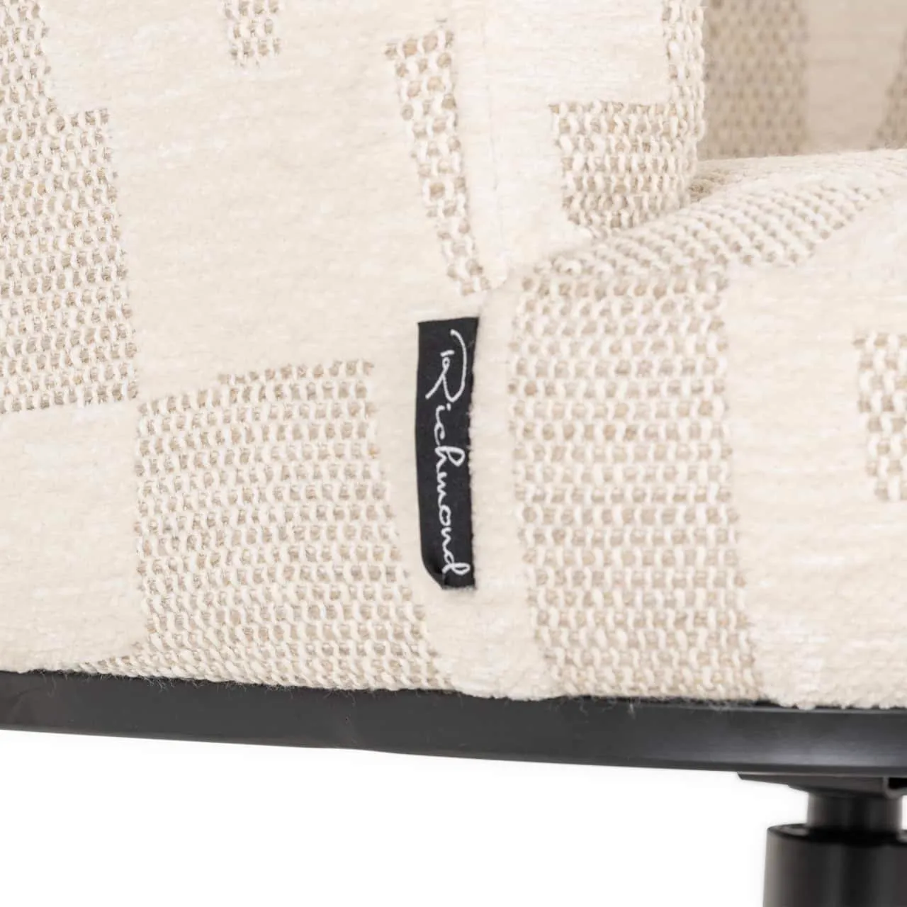 Nahaufnahme des beigefarbenen Gewebes des Esszimmerstuhls Cheyenne beige graffic swivel mit schwarzem Markenetikett - Richmond Interiors
