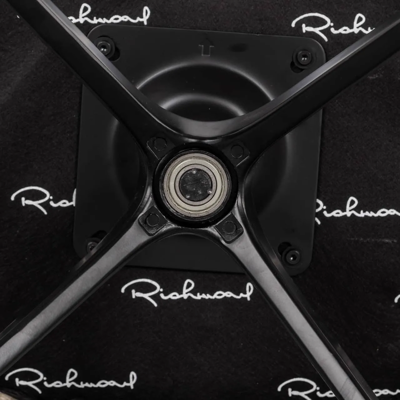 Detailaufnahme des schwarzen Metall-Drehfußes mit Lager des Essstuhls Cheyenne desert fusion swivel fire retardant - Richmond Interiors