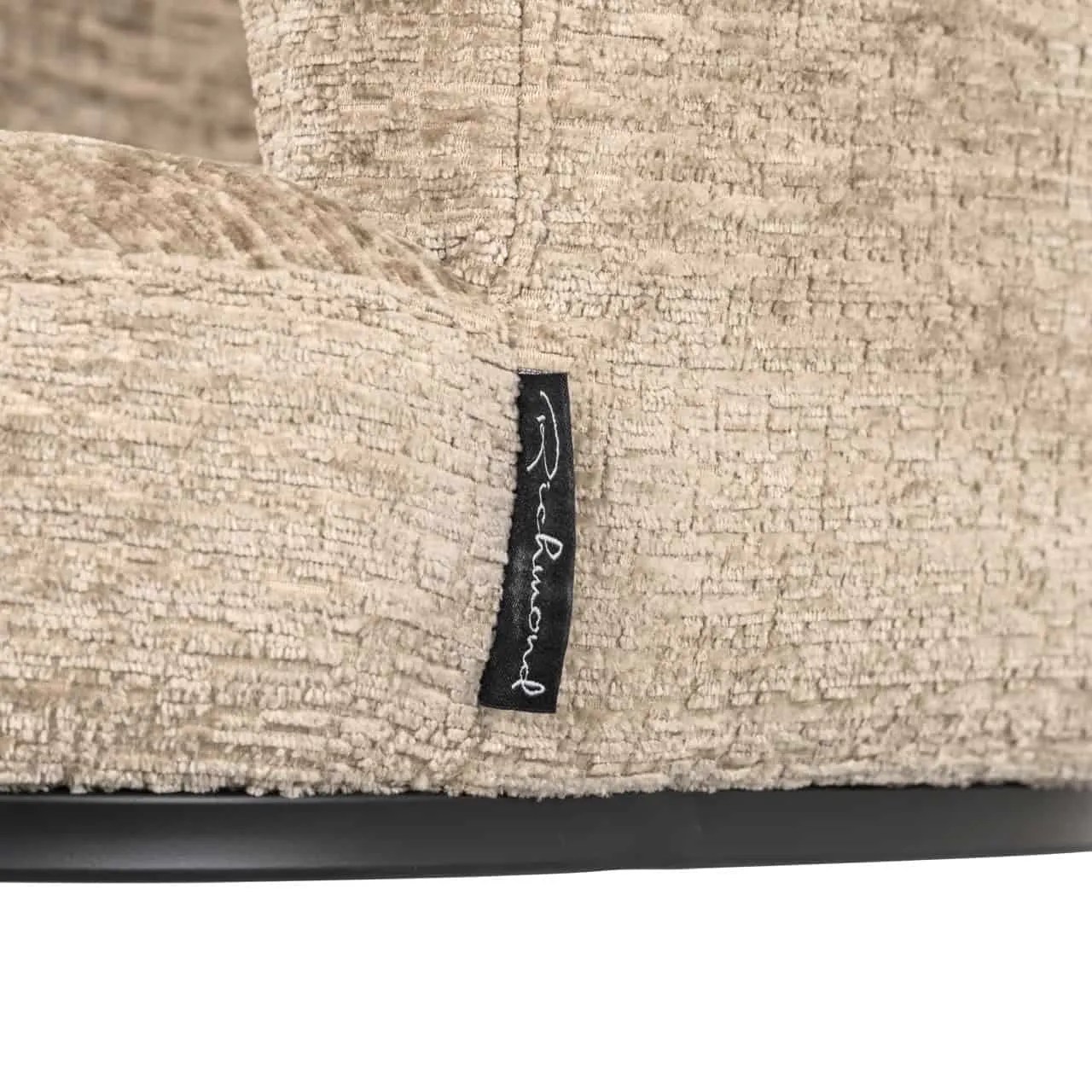 Detail des Essstuhls Cheyenne desert fusion swivel fire retardant, mit Fokus auf die Stofftextur und das Markenetikett - Richmond Interiors