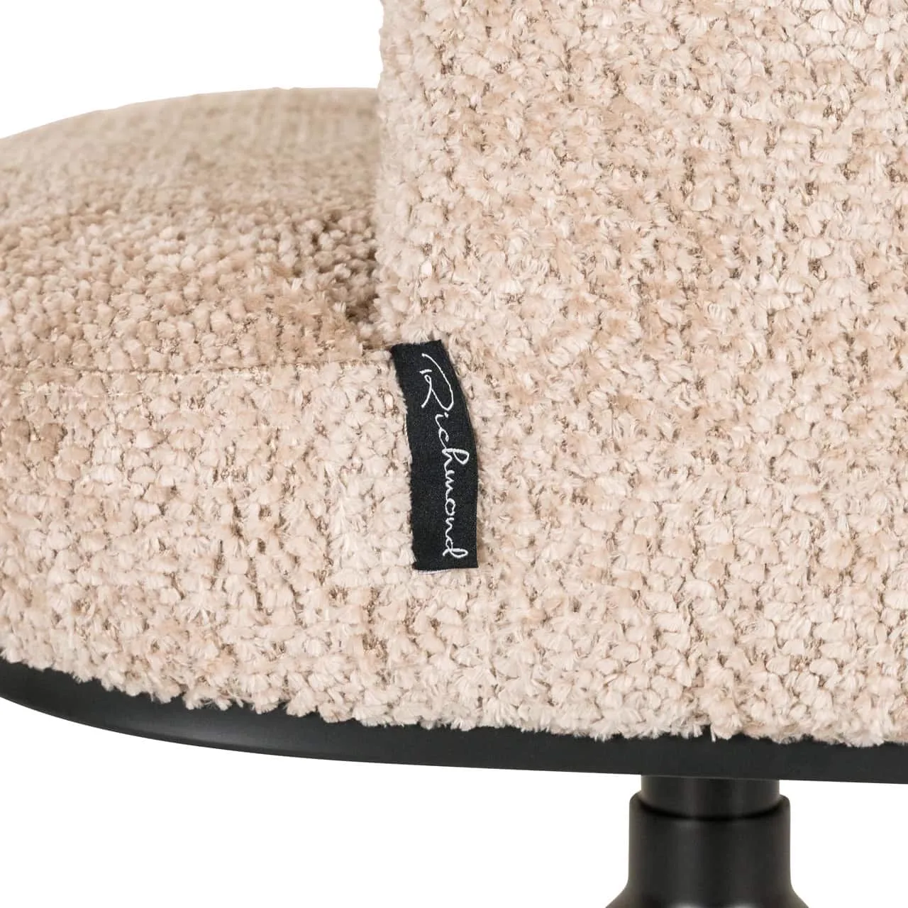 Nahaufnahme des Esszimmerstuhls Cheyenne lovely beige swivel, mit einem Detail des Stoffes und dem Richmond-Etikett - Richmond Interiors