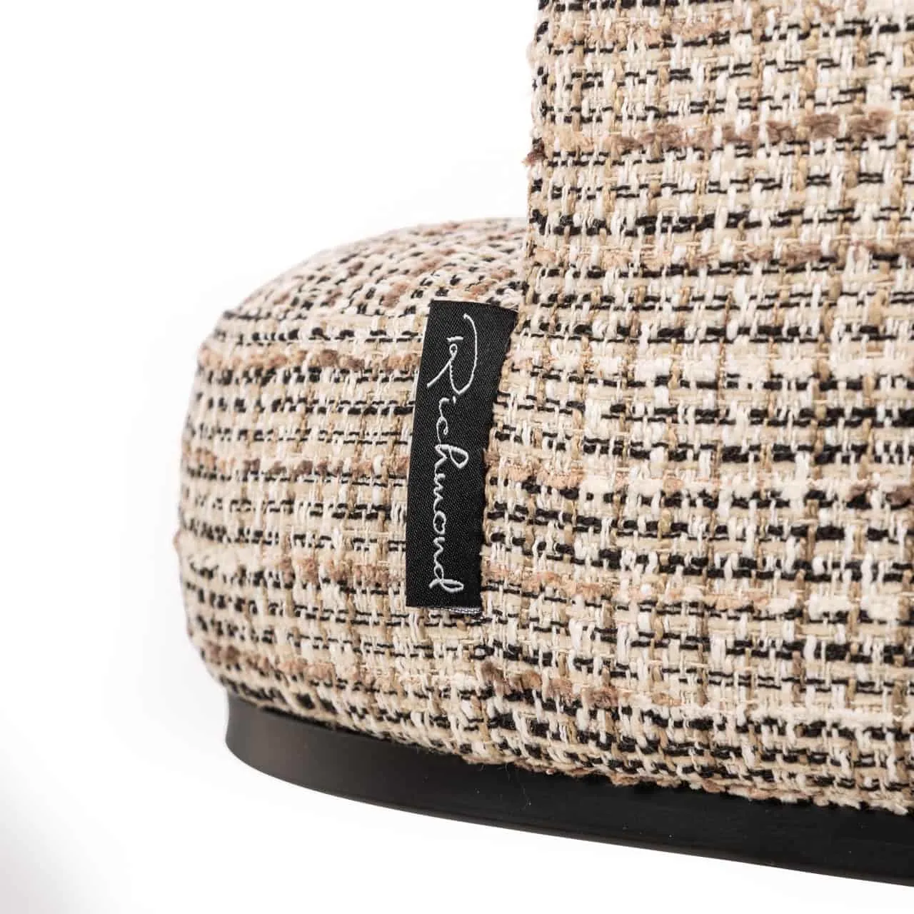 Detail des Esszimmerstuhls Cheyenne trendy nature Drehsessel mit sichtbarem Markenetikett und gewebtem Stoff - Richmond Interiors