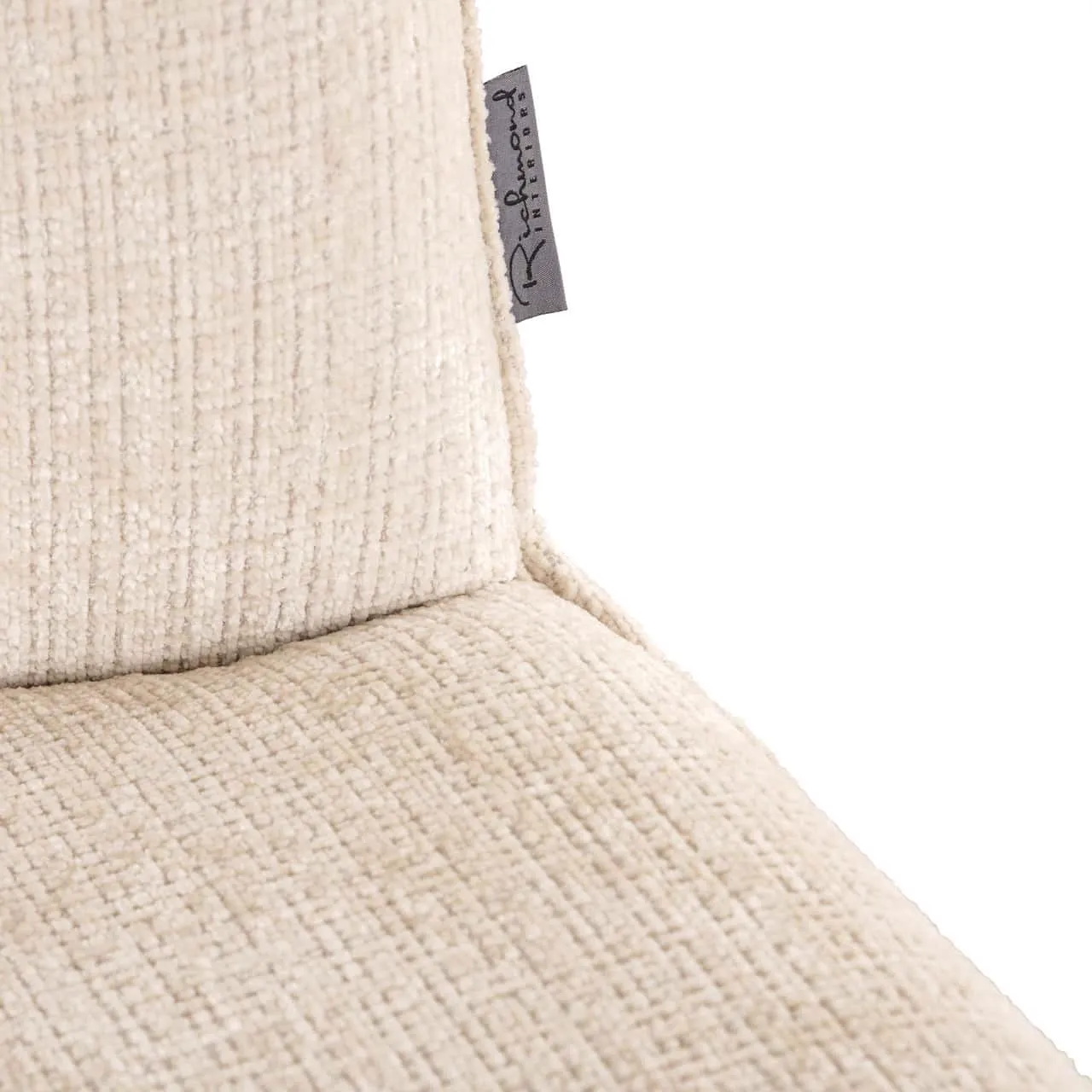Nahaufnahme des beigen Bezugs des Esszimmerstuhls Dakota Niagara beige Swivel, mit dem Markenetikett von Richmond Interiors