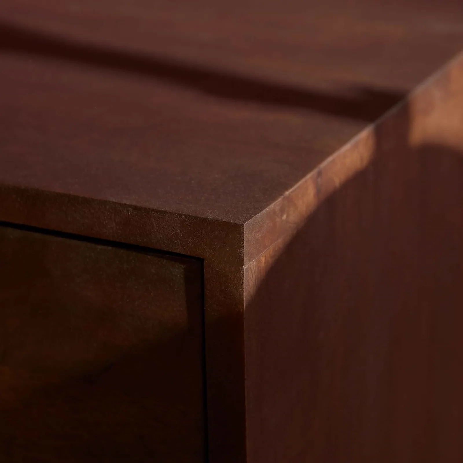 Nahaufnahme der Ecke des hängenden TV-Möbel Vision Braun Mangoholz 200 cm, mit sichtbarer Maserung - Starfurn