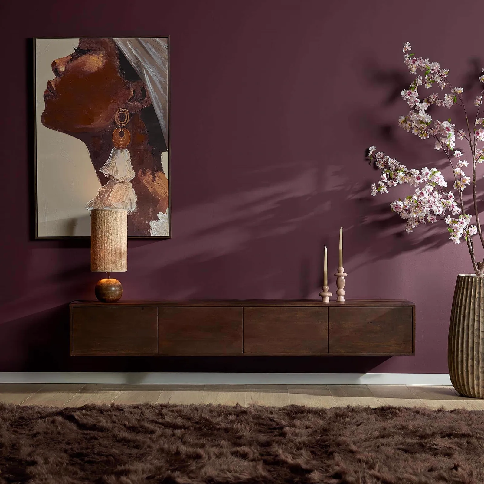 Hängendes TV-Möbel Vision Braun Mangoholz 200 cm in einem stimmungsvollen Wohnzimmer mit violetter Wand und Teppich - Starfurn