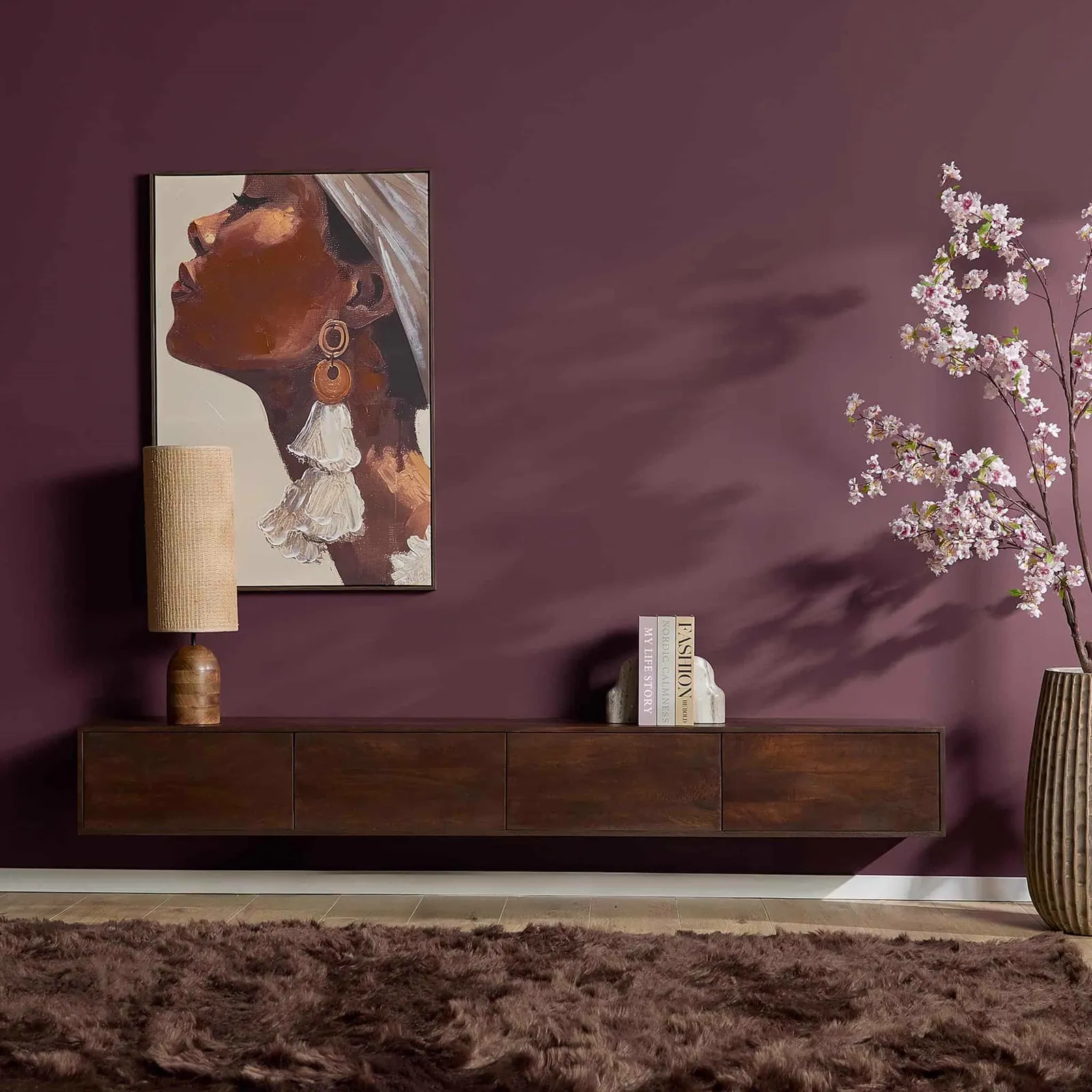 Hängendes TV Möbel Vision Braun Mangoholz 240 cm in einem stimmungsvollen Wohnzimmer mit violetter Wand und Teppich - Starfurn