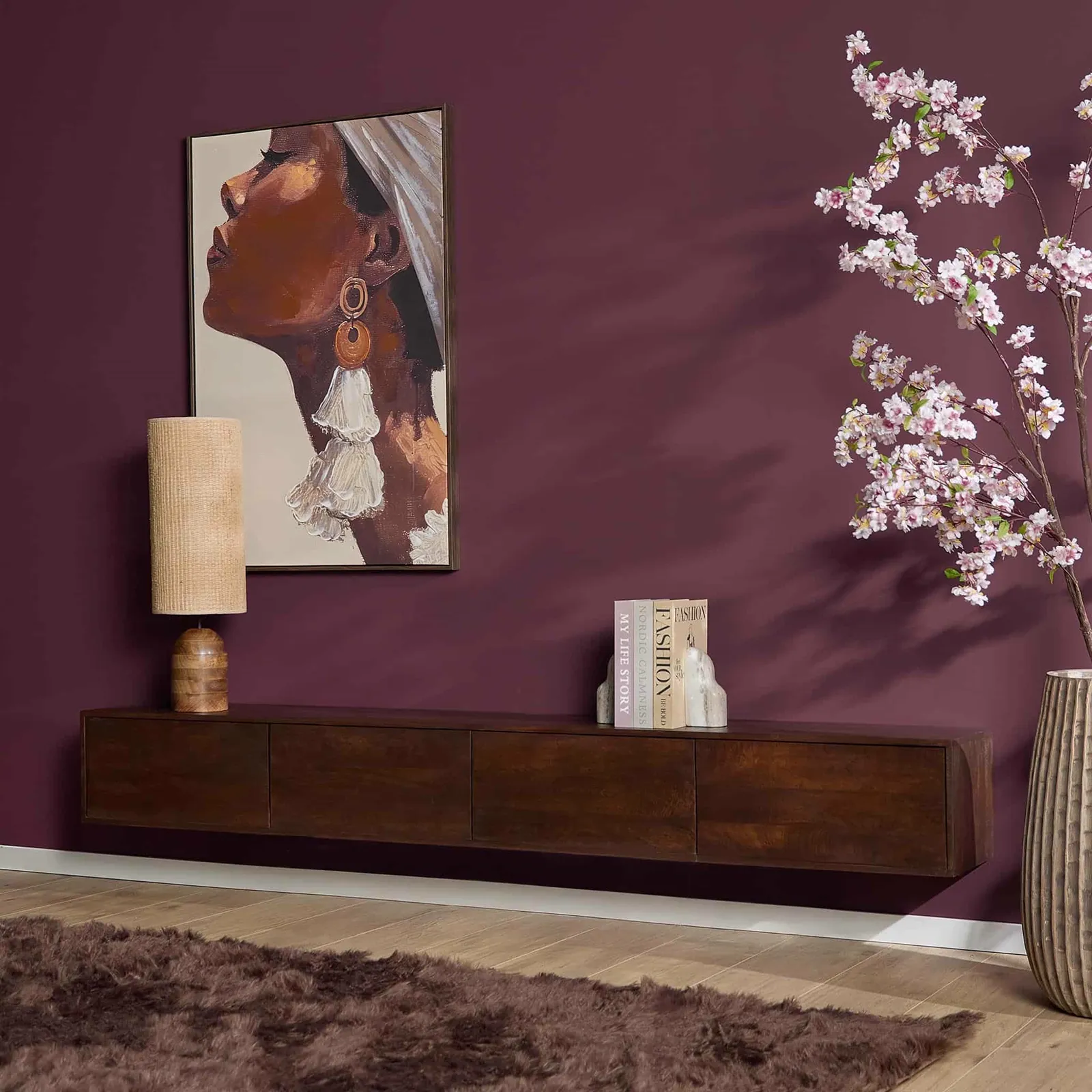 Hängendes TV Möbel Vision Braun Mangoholz 240 cm in einem stimmungsvollen Wohnzimmer mit Gemälde und Dekoration - Starfurn