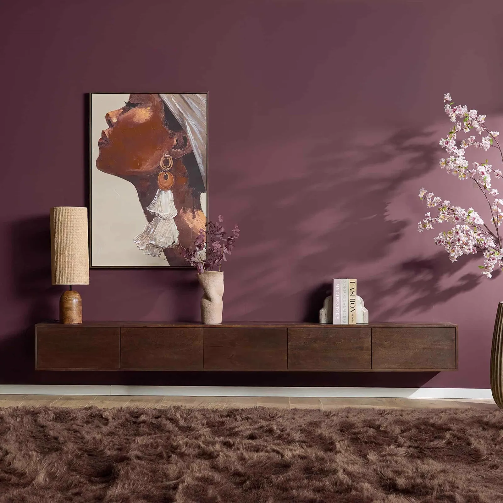 Hängendes TV-Möbel Vision Braun Mangoholz 280 cm in einem stimmungsvollen Wohnzimmer mit violetter Wand und braunem Teppich - Starfurn