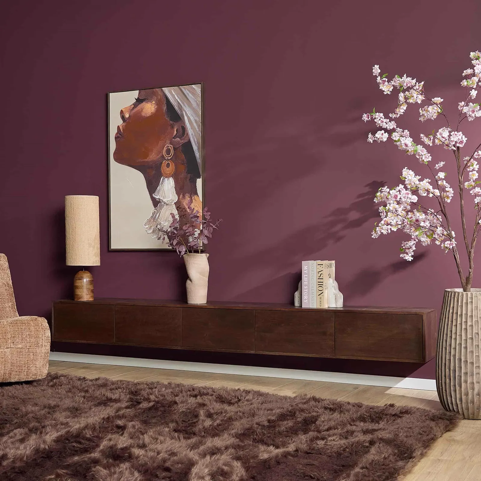 Hängendes TV-Möbel Vision Braun Mangoholz 280 cm in einem stimmungsvollen Wohnzimmer mit violetter Wand und Teppich - Starfurn