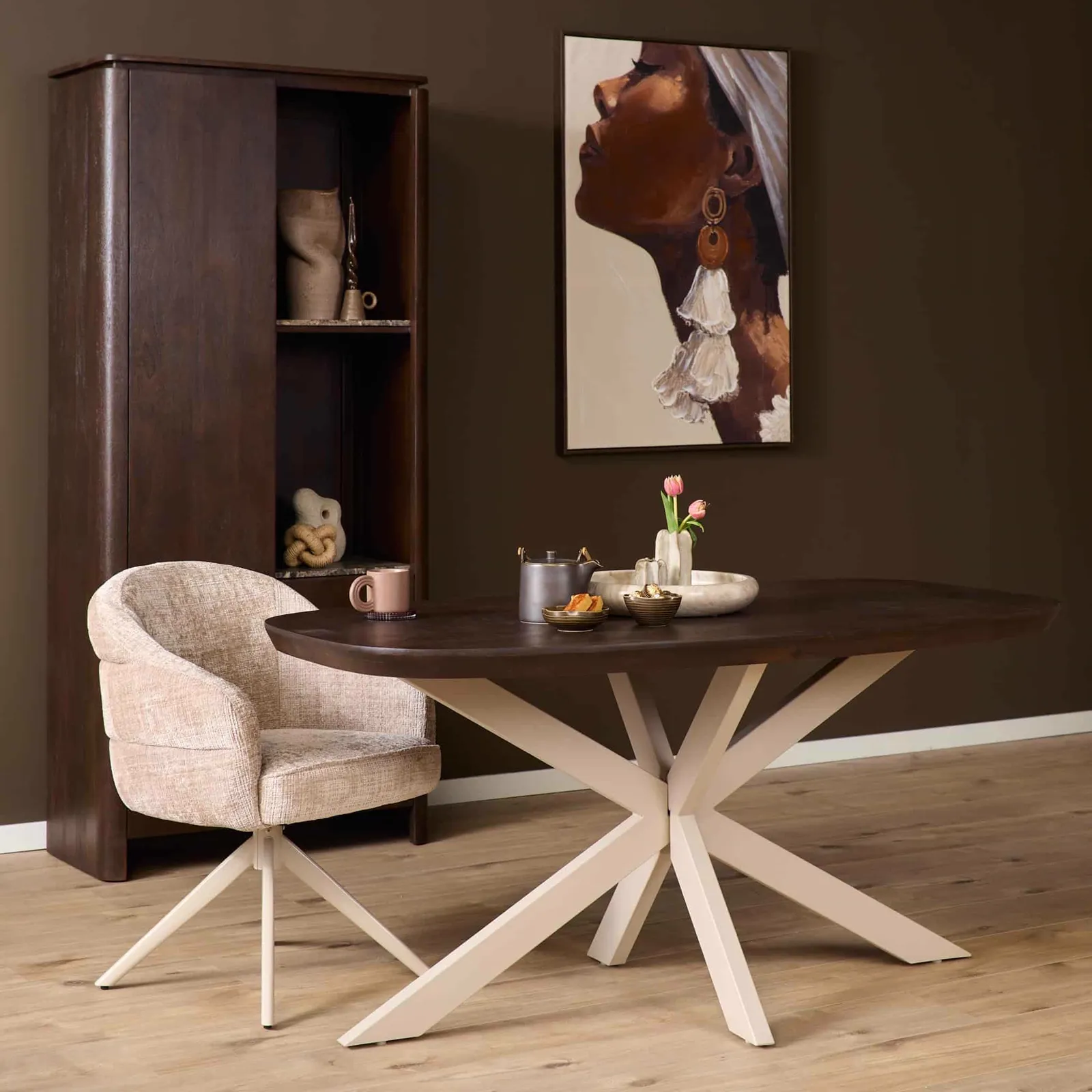 Dänischer ovaler Esstisch Madison in einem stimmungsvollen Esszimmer mit einem dunkelbraunen Schrank und Kunst an der Wand - Starfurn