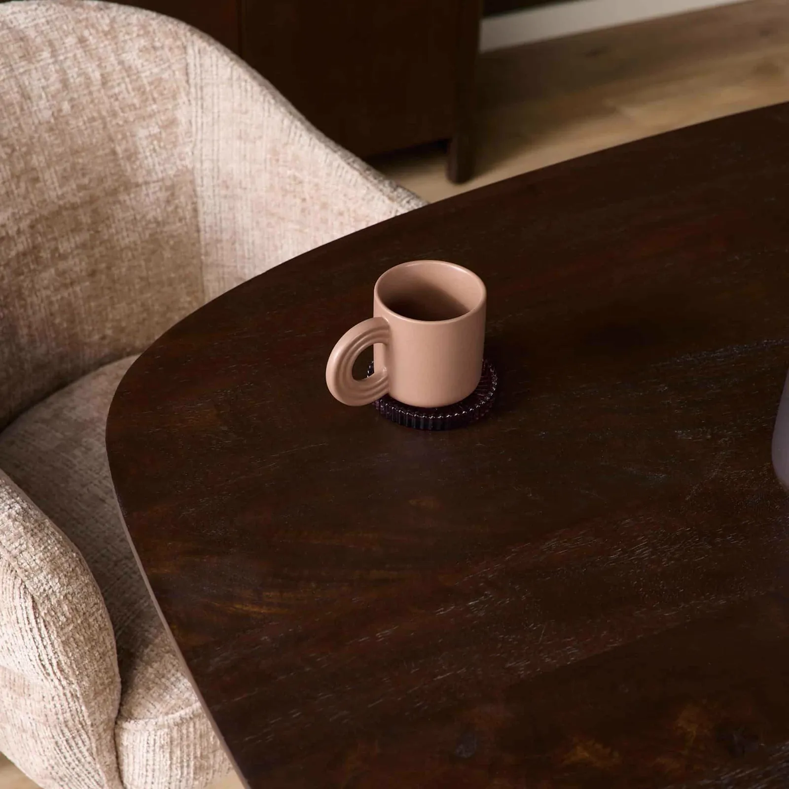 Nahaufnahme des Dänischer ovaler Esstisch Madison Brown Fuß Sand Mangoholz 160 cm mit einer Tasse darauf - Starfurn
