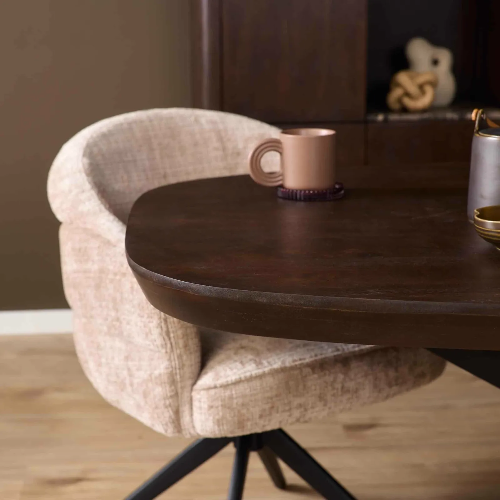 Dänischer ovaler Esstisch Madison Braun Fuß Schwarz Mangoholz 160 cm mit einem Stuhl und einer Tasse in stimmungsvoller Umgebung - Starfurn