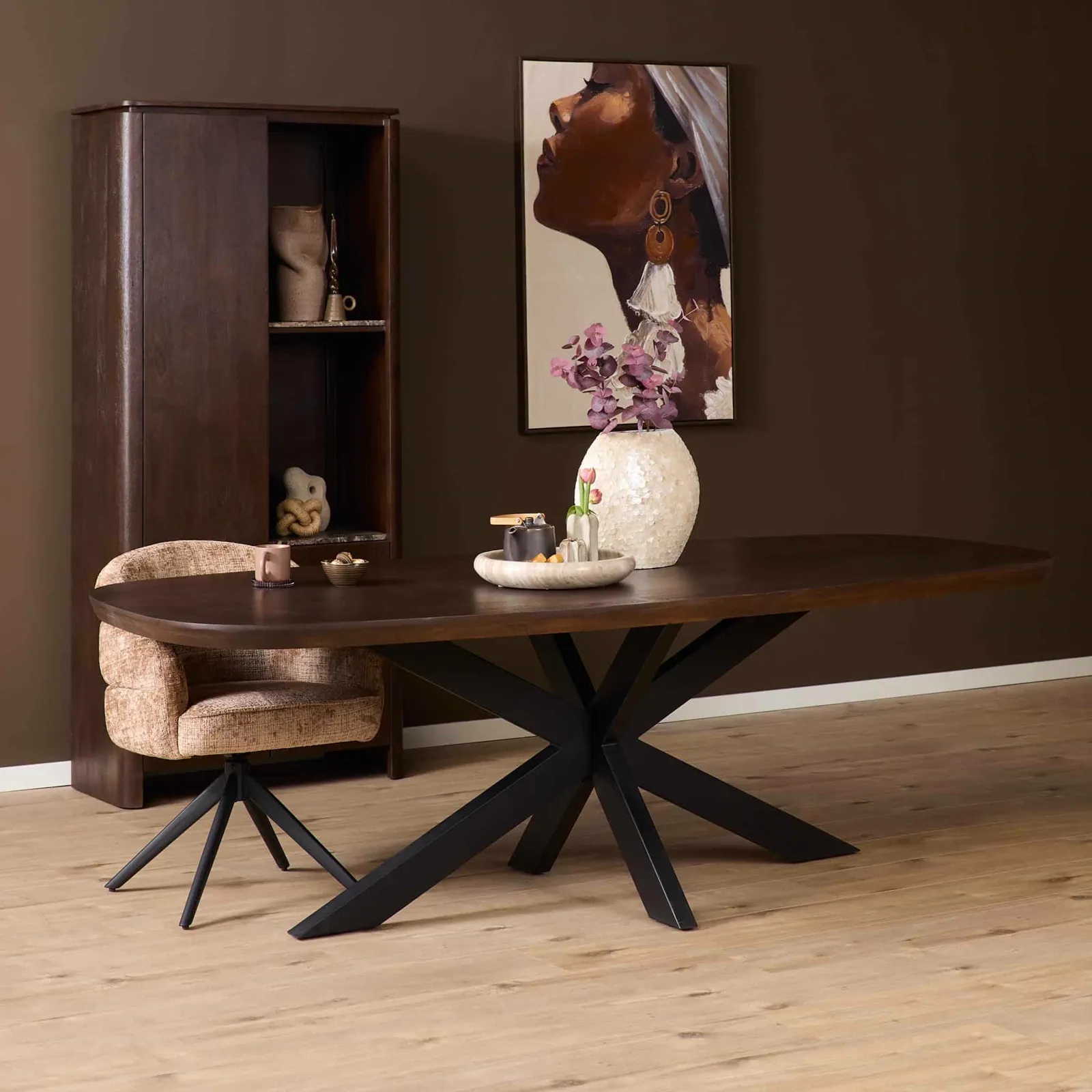 Der dänische ovale Esstisch Madison Brown Fuß Schwarz Mangoholz 280 cm in einem stimmungsvollen Esszimmer mit Dekoration - Starfurn