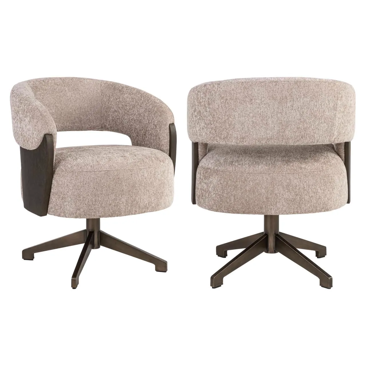 Twee eetkamerstoelen Pollux be easy sand oak op een witte achtergrond, van voren en schuin van achteren - Richmond Interiors