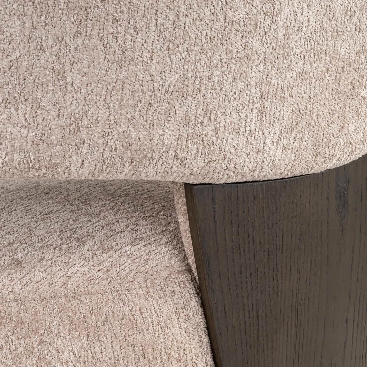 Detail van de Eetkamerstoel Pollux be easy sand oak, met de zandkleurige stof en een donkere houten poot - Richmond Interiors