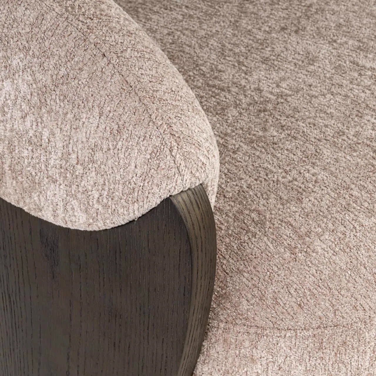 Detail van eetkamerstoel Pollux be easy sand oak, met de zandkleurige stof en een donkerhouten poot - Richmond Interiors