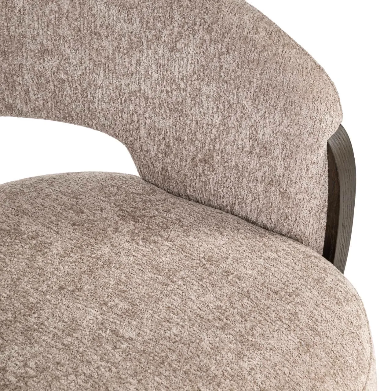 Close-up van de zandkleurige stoffen bekleding en de donkere houten rugleuning van eetkamerstoel Pollux - Richmond Interiors