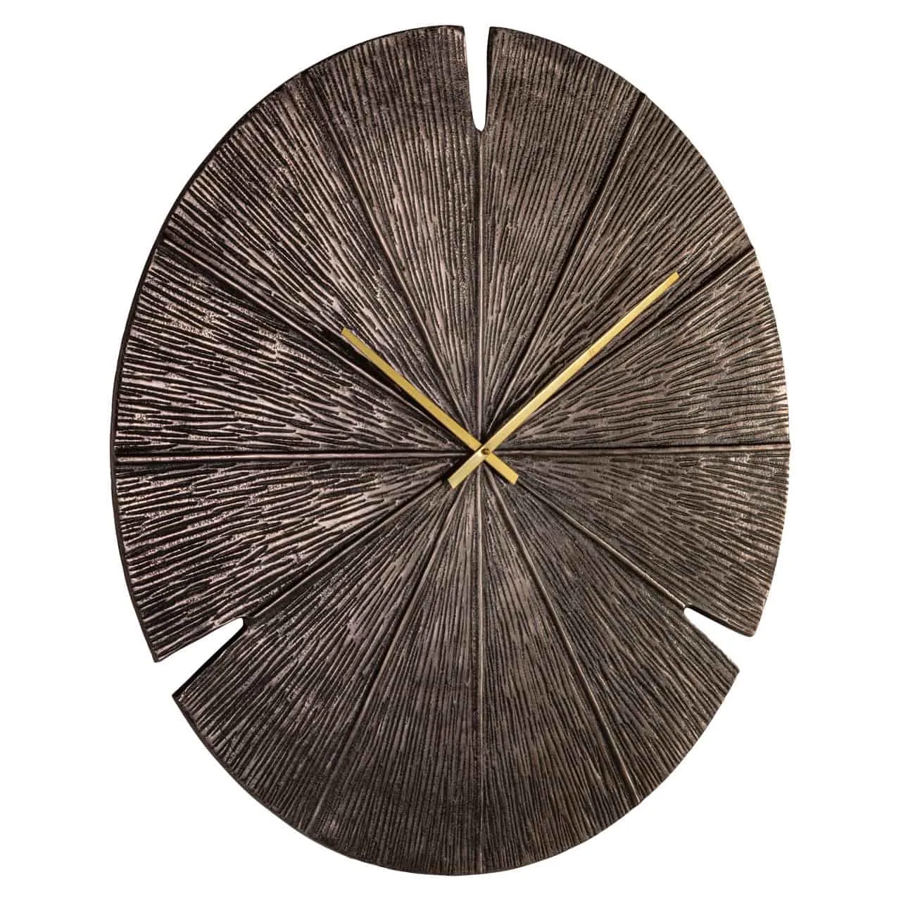 Uhr Blaise bronze, eine runde Uhr mit Textur und goldenen Zeigern auf weißem Hintergrund - Richmond Interiors