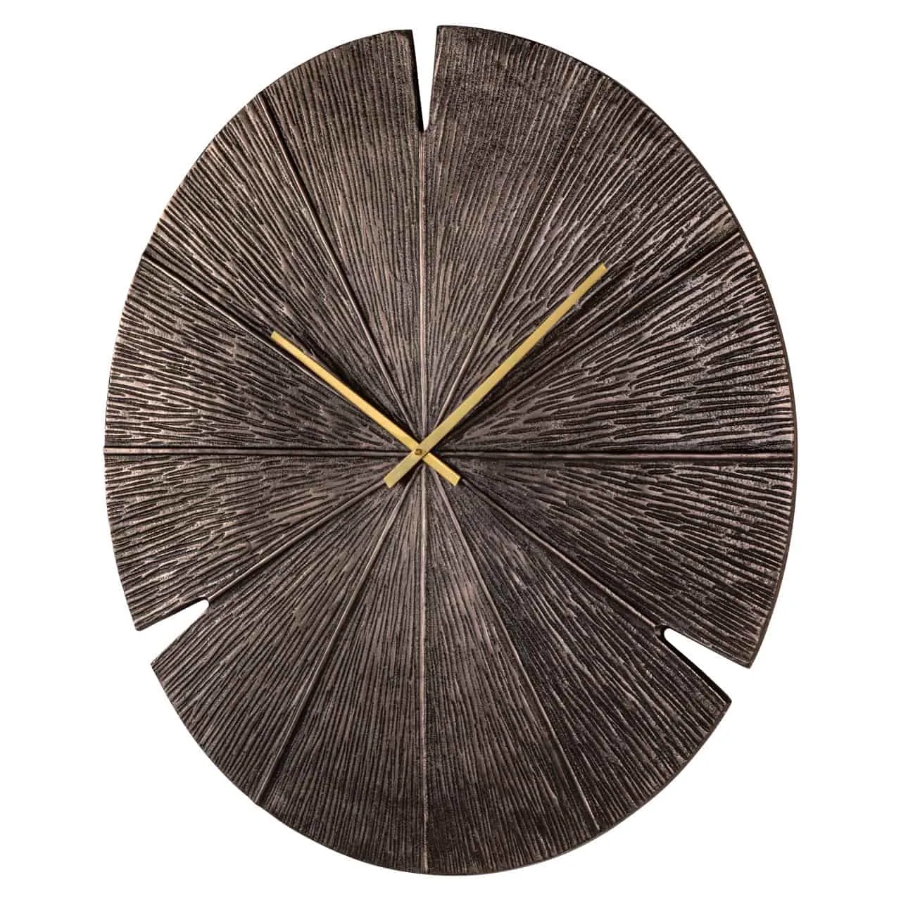 Die Uhr Blaise bronze, eine runde Wanduhr mit strukturierter Oberfläche und goldenen Zeigern, auf weißem Hintergrund - Richmond Interiors