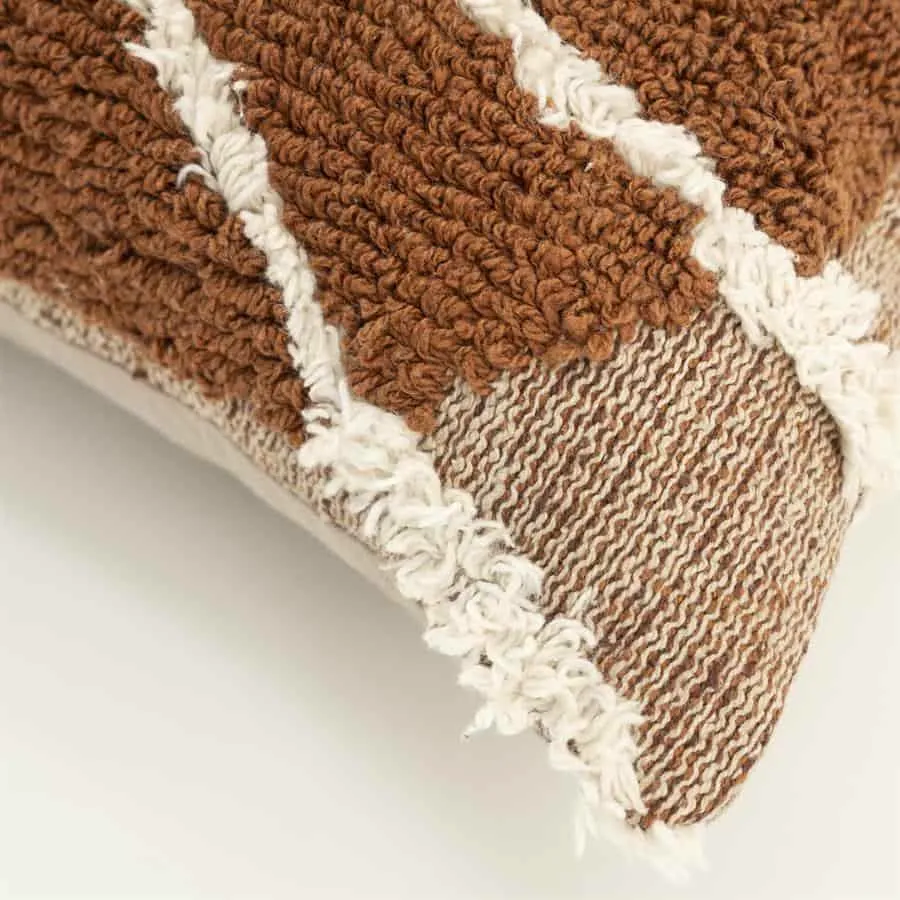 Detailaufnahme des Kissen Ogani mit Nahaufnahme der Textur und Fransen in Braun und Beige - By-Boo