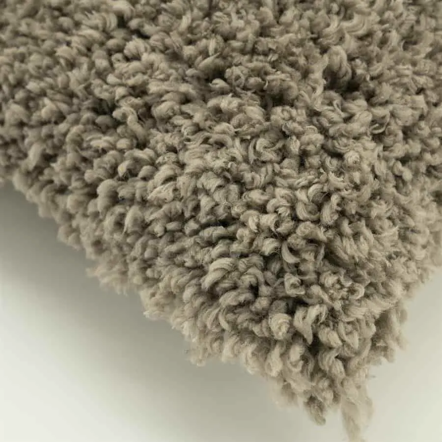 Detailaufnahme des Kissen Fez taupe, mit Fokus auf die weiche, flauschige Textur - By-Boo
