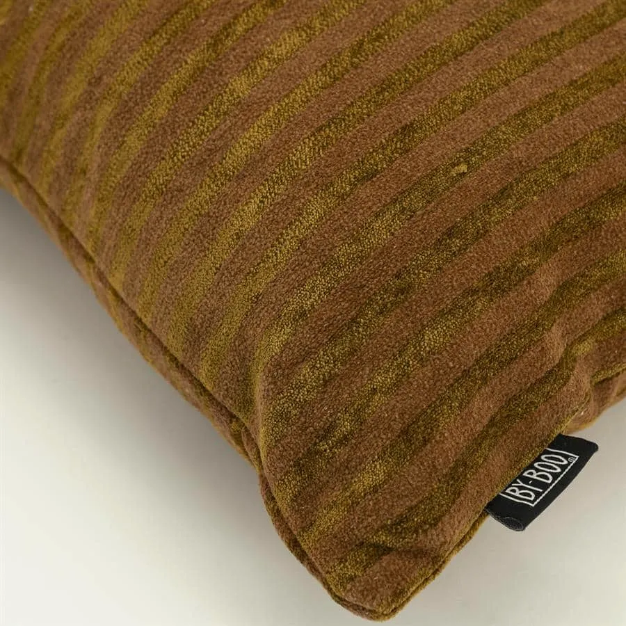 Detailaufnahme des Kissens Sirun Senf, mit Nahaufnahme des gestreiften Stoffes und des By-Boo Etiketts