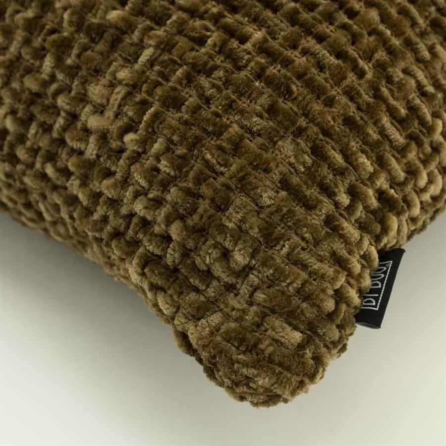 Detail des Kissen Hyde Mustard mit einer Nahaufnahme der gewebten Textur und des Markenetiketts - By-Boo