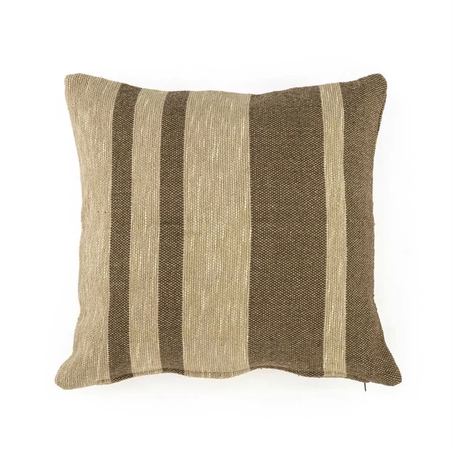 Kissen Linje 45x45 cm mit vertikalen Streifen in Braun und Beige auf weißem Hintergrund - By-Boo