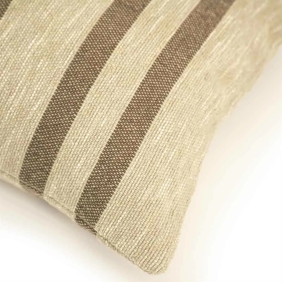 Detail des Kissen Linje 45x45 cm mit einem Muster aus beigen und braunen Streifen - By-Boo
