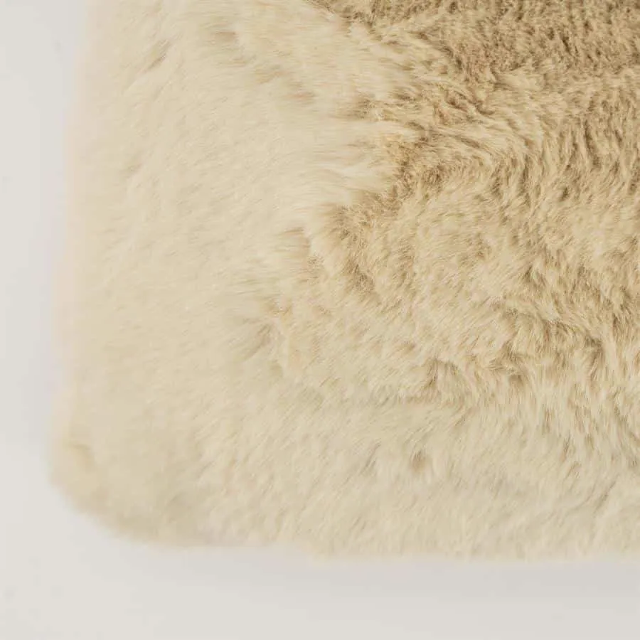 Detail des Kissens Mosa beige, Nahaufnahme der weichen, flauschigen Textur - By-Boo