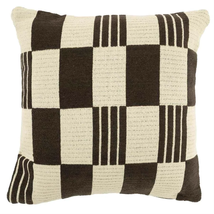 Ein Kissen Twist 45x45 cm - Braun mit einem karierten Muster aus Braun und Cremeweiß auf weißem Hintergrund - By-Boo