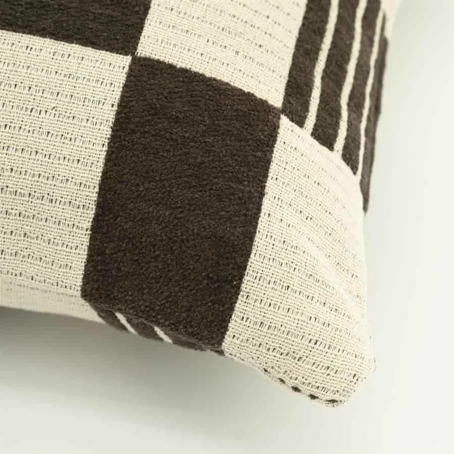 Detail des Kissen Twist 45x45 cm - Braun, mit Nahaufnahme des gewebten Musters und der Textur - By-Boo