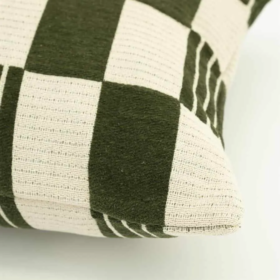 Detail des Kissen Twist 45x45 cm - green, mit einer Nahaufnahme des grün-weiß karierten Musters - By-Boo
