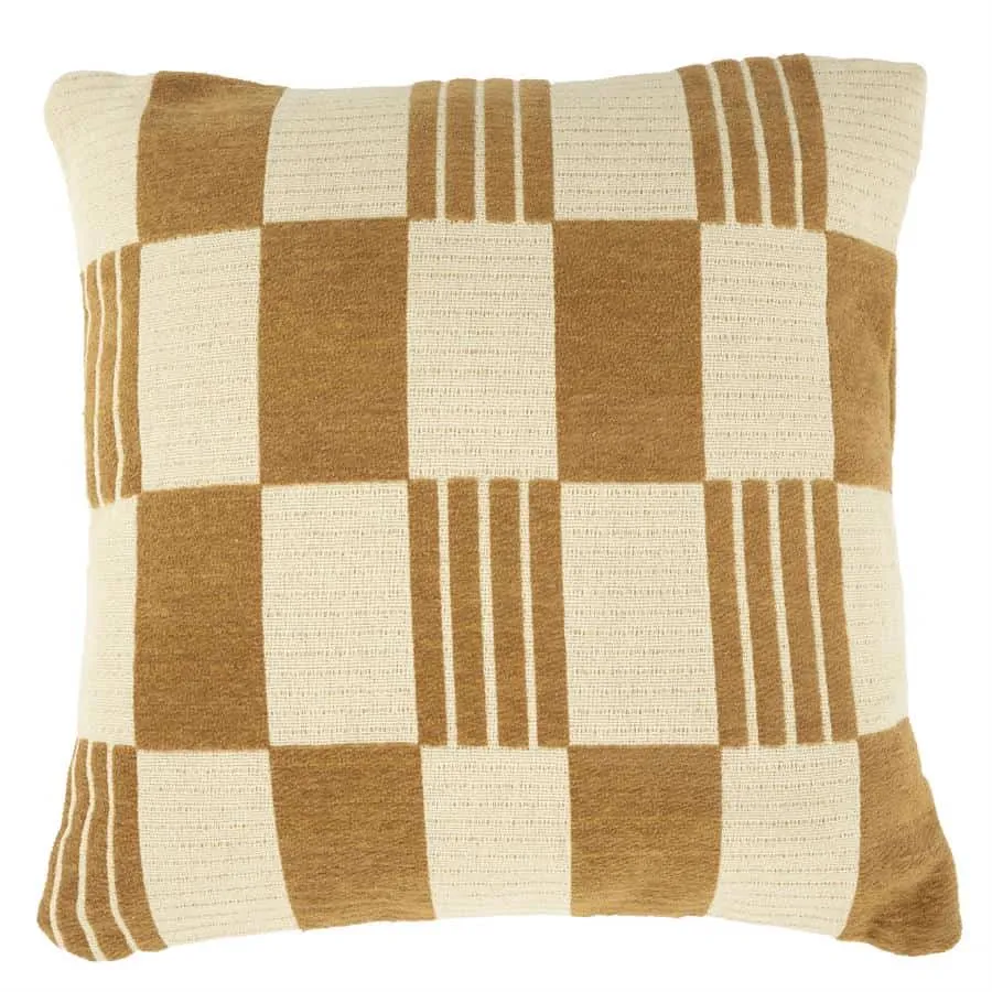 Kissen Twist 45x45 cm - Senf mit einem karierten Muster in Senfgelb und Creme auf weißem Hintergrund - By-Boo